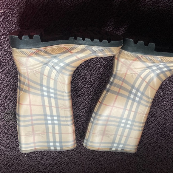 Burberry rainboots-  size 38 - great condition... - Picture 2 of 5